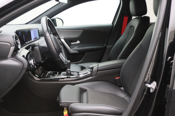 Mercedes-Benz A-Klasse 160 Business Solution AMG Virtual Cockpit, Leer/Stof, Camera, Navigatie, Bluetooth, DAB, LED, 19''