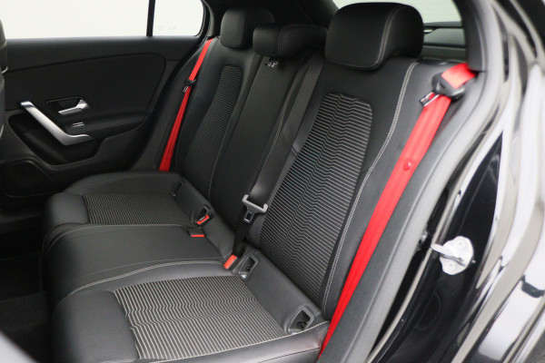 Mercedes-Benz A-Klasse 160 Business Solution AMG Virtual Cockpit, Leer/Stof, Camera, Navigatie, Bluetooth, DAB, LED, 19''