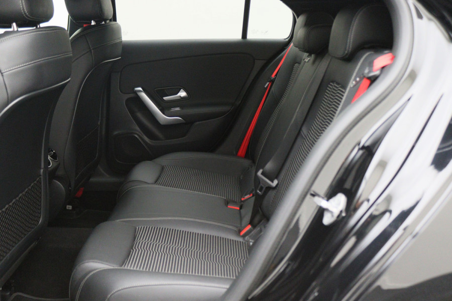 Mercedes-Benz A-Klasse 160 Business Solution AMG Virtual Cockpit, Leer/Stof, Camera, Navigatie, Bluetooth, DAB, LED, 19''