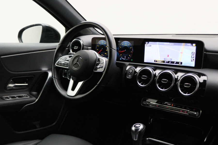 Mercedes-Benz A-Klasse 160 Business Solution AMG Virtual Cockpit, Leer/Stof, Camera, Navigatie, Bluetooth, DAB, LED, 19''