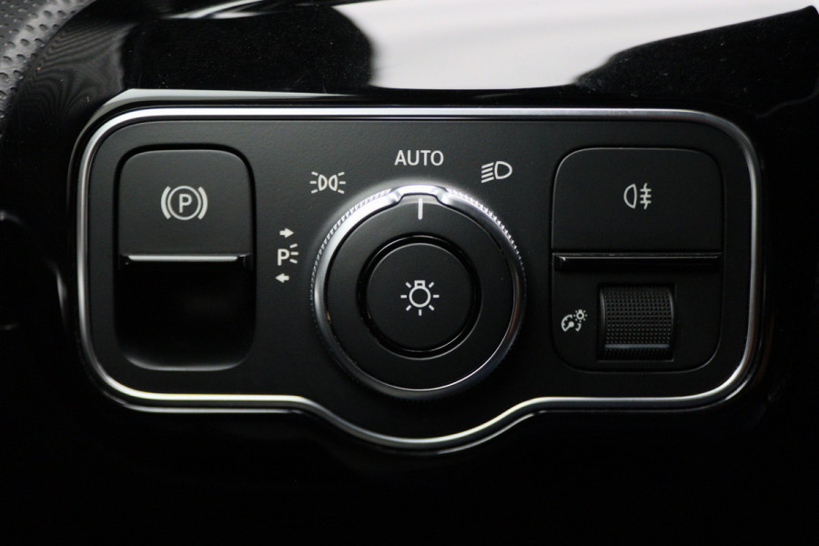Mercedes-Benz A-Klasse 160 Business Solution AMG Virtual Cockpit, Leer/Stof, Camera, Navigatie, Bluetooth, DAB, LED, 19''
