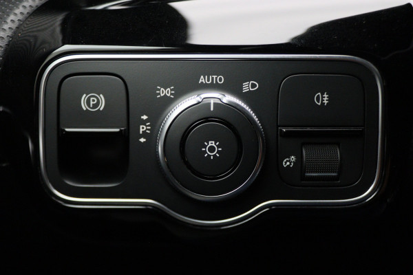 Mercedes-Benz A-Klasse 160 Business Solution AMG Virtual Cockpit, Leer/Stof, Camera, Navigatie, Bluetooth, DAB, LED, 19''