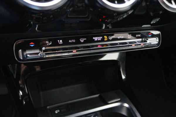 Mercedes-Benz A-Klasse 160 Business Solution AMG Virtual Cockpit, Leer/Stof, Camera, Navigatie, Bluetooth, DAB, LED, 19''