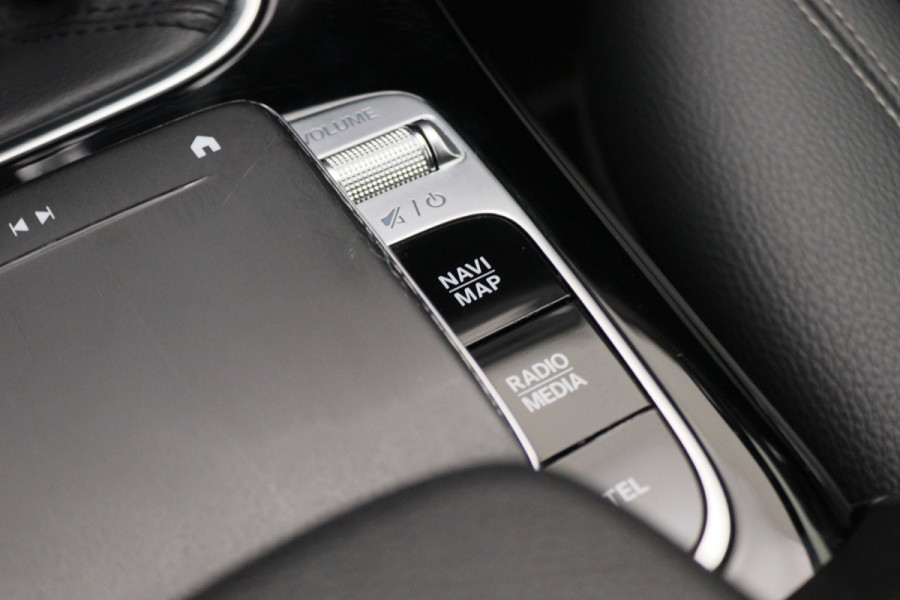 Mercedes-Benz A-Klasse 160 Business Solution AMG Virtual Cockpit, Leer/Stof, Camera, Navigatie, Bluetooth, DAB, LED, 19''