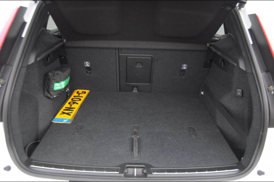 Volvo XC40 T4 190PK Automaat Inscription / Adaptieve cruise control / Parkeersensoren met camera / BLIS / Stoelverwarming / Elektrische stoelen / Keyless entry / Elektrische achterklep