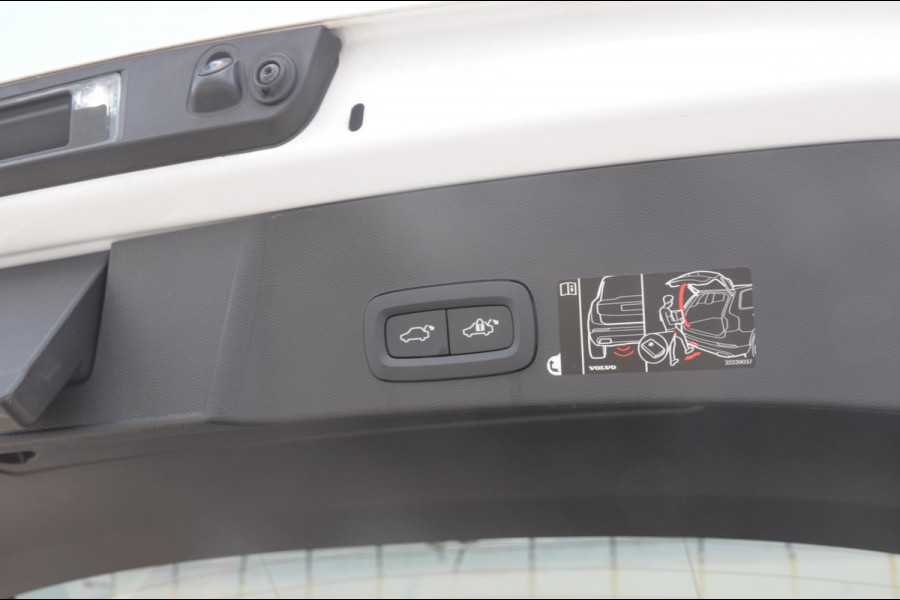 Volvo XC40 T4 190PK Automaat Inscription / Adaptieve cruise control / Parkeersensoren met camera / BLIS / Stoelverwarming / Elektrische stoelen / Keyless entry / Elektrische achterklep