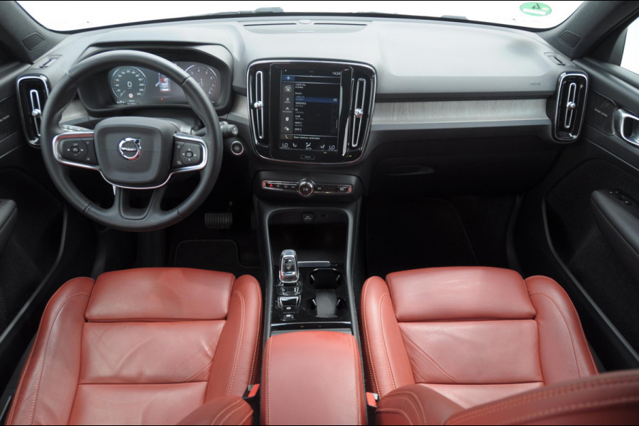 Volvo XC40 T4 190PK Automaat Inscription / Adaptieve cruise control / Parkeersensoren met camera / BLIS / Stoelverwarming / Elektrische stoelen / Keyless entry / Elektrische achterklep