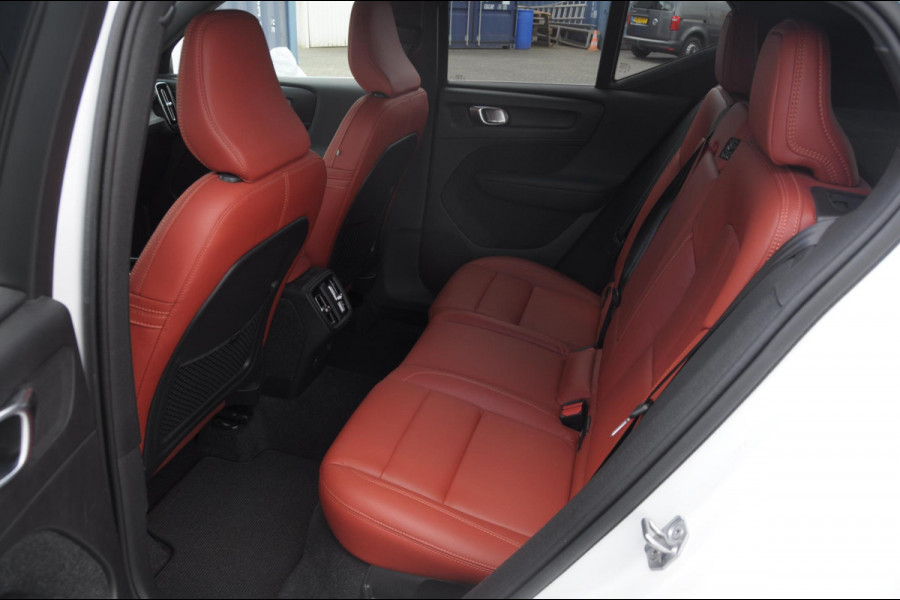 Volvo XC40 T4 190PK Automaat Inscription / Adaptieve cruise control / Parkeersensoren met camera / BLIS / Stoelverwarming / Elektrische stoelen / Keyless entry / Elektrische achterklep