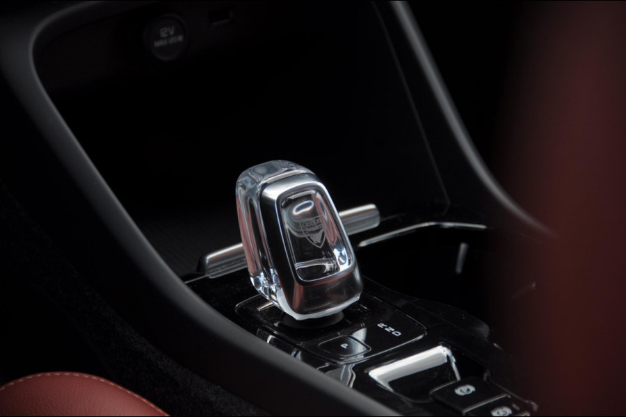 Volvo XC40 T4 190PK Automaat Inscription / Adaptieve cruise control / Parkeersensoren met camera / BLIS / Stoelverwarming / Elektrische stoelen / Keyless entry / Elektrische achterklep