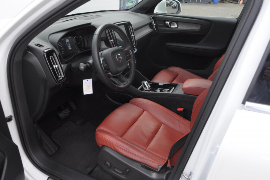 Volvo XC40 T4 190PK Automaat Inscription / Adaptieve cruise control / Parkeersensoren met camera / BLIS / Stoelverwarming / Elektrische stoelen / Keyless entry / Elektrische achterklep