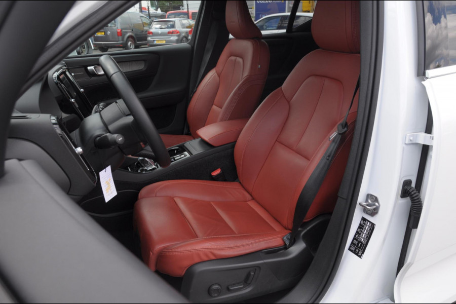Volvo XC40 T4 190PK Automaat Inscription / Adaptieve cruise control / Parkeersensoren met camera / BLIS / Stoelverwarming / Elektrische stoelen / Keyless entry / Elektrische achterklep