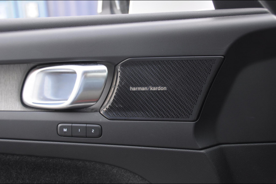 Volvo XC40 T4 190PK Automaat Inscription / Adaptieve cruise control / Parkeersensoren met camera / BLIS / Stoelverwarming / Elektrische stoelen / Keyless entry / Elektrische achterklep