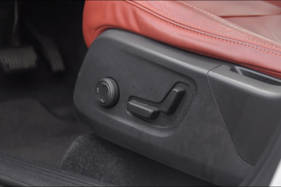 Volvo XC40 T4 190PK Automaat Inscription / Adaptieve cruise control / Parkeersensoren met camera / BLIS / Stoelverwarming / Elektrische stoelen / Keyless entry / Elektrische achterklep