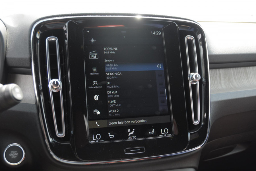 Volvo XC40 T4 190PK Automaat Inscription / Adaptieve cruise control / Parkeersensoren met camera / BLIS / Stoelverwarming / Elektrische stoelen / Keyless entry / Elektrische achterklep