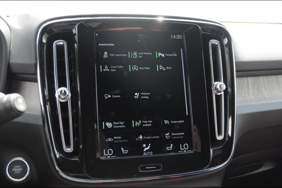 Volvo XC40 T4 190PK Automaat Inscription / Adaptieve cruise control / Parkeersensoren met camera / BLIS / Stoelverwarming / Elektrische stoelen / Keyless entry / Elektrische achterklep