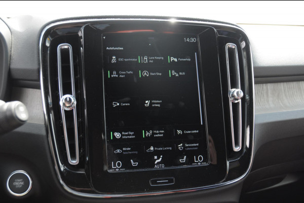 Volvo XC40 T4 190PK Automaat Inscription / Adaptieve cruise control / Parkeersensoren met camera / BLIS / Stoelverwarming / Elektrische stoelen / Keyless entry / Elektrische achterklep