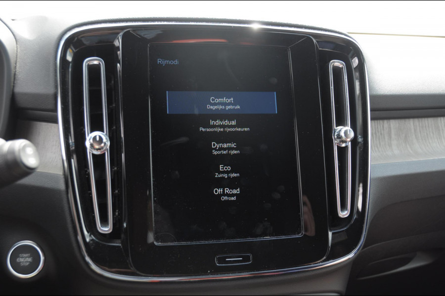Volvo XC40 T4 190PK Automaat Inscription / Adaptieve cruise control / Parkeersensoren met camera / BLIS / Stoelverwarming / Elektrische stoelen / Keyless entry / Elektrische achterklep