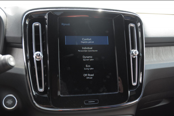 Volvo XC40 T4 190PK Automaat Inscription / Adaptieve cruise control / Parkeersensoren met camera / BLIS / Stoelverwarming / Elektrische stoelen / Keyless entry / Elektrische achterklep