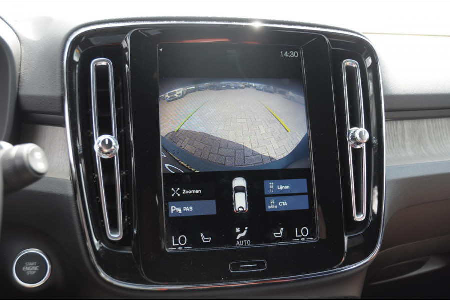 Volvo XC40 T4 190PK Automaat Inscription / Adaptieve cruise control / Parkeersensoren met camera / BLIS / Stoelverwarming / Elektrische stoelen / Keyless entry / Elektrische achterklep