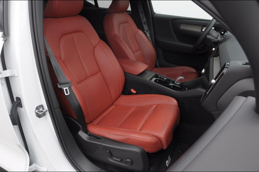 Volvo XC40 T4 190PK Automaat Inscription / Adaptieve cruise control / Parkeersensoren met camera / BLIS / Stoelverwarming / Elektrische stoelen / Keyless entry / Elektrische achterklep
