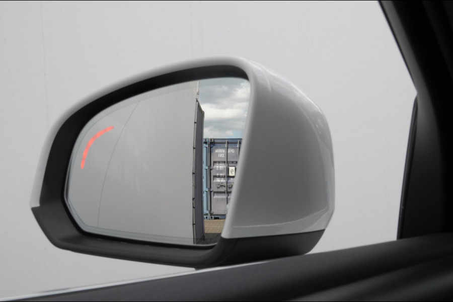 Volvo XC40 T4 190PK Automaat Inscription / Adaptieve cruise control / Parkeersensoren met camera / BLIS / Stoelverwarming / Elektrische stoelen / Keyless entry / Elektrische achterklep