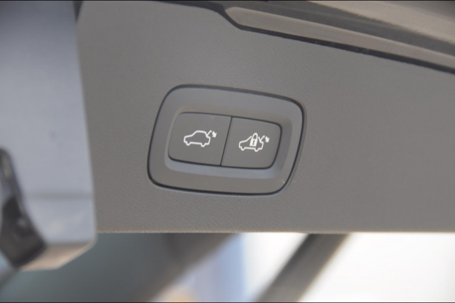 Volvo V60 T6 350PK Automaat AWD Plus Dark / Adaptive cruise control / Elektrische stoelen / Harman Kardon audio / Trekhaak / Pilot assist / BLIS / Stoel en stuur verwarming / Elektrische achterklep / Parkeersensoren met 360 camera / Google infotainment