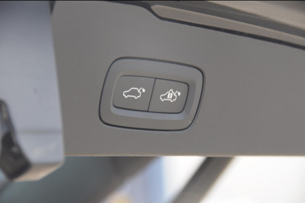 Volvo V60 T6 350PK Automaat AWD Plus Dark / Adaptive cruise control / Elektrische stoelen / Harman Kardon audio / Trekhaak / Pilot assist / BLIS / Stoel en stuur verwarming / Elektrische achterklep / Parkeersensoren met 360 camera / Google infotainment