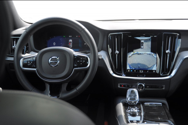 Volvo V60 T6 350PK Automaat AWD Plus Dark / Adaptive cruise control / Elektrische stoelen / Harman Kardon audio / Trekhaak / Pilot assist / BLIS / Stoel en stuur verwarming / Elektrische achterklep / Parkeersensoren met 360 camera / Google infotainment