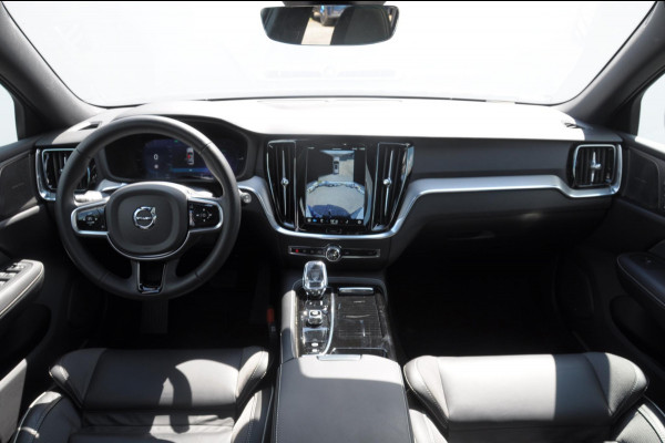 Volvo V60 T6 350PK Automaat AWD Plus Dark / Adaptive cruise control / Elektrische stoelen / Harman Kardon audio / Trekhaak / Pilot assist / BLIS / Stoel en stuur verwarming / Elektrische achterklep / Parkeersensoren met 360 camera / Google infotainment