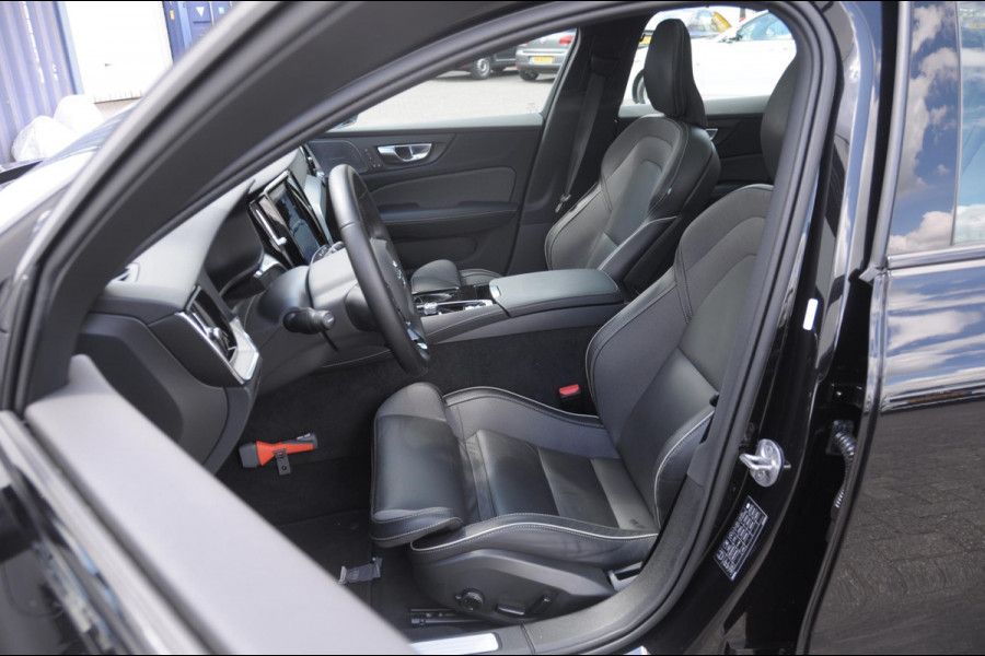 Volvo V60 T6 350PK Automaat AWD Plus Dark / Adaptive cruise control / Elektrische stoelen / Harman Kardon audio / Trekhaak / Pilot assist / BLIS / Stoel en stuur verwarming / Elektrische achterklep / Parkeersensoren met 360 camera / Google infotainment