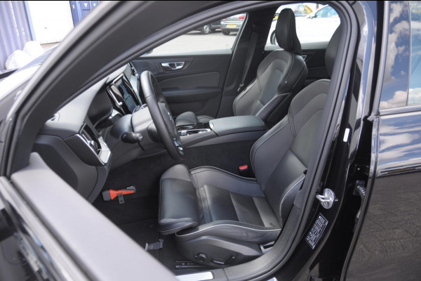 Volvo V60 T6 350PK Automaat AWD Plus Dark / Adaptive cruise control / Elektrische stoelen / Harman Kardon audio / Trekhaak / Pilot assist / BLIS / Stoel en stuur verwarming / Elektrische achterklep / Parkeersensoren met 360 camera / Google infotainment