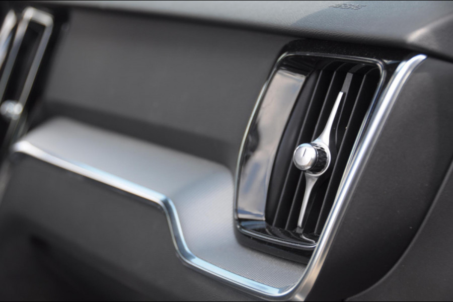 Volvo V60 T6 350PK Automaat AWD Plus Dark / Adaptive cruise control / Elektrische stoelen / Harman Kardon audio / Trekhaak / Pilot assist / BLIS / Stoel en stuur verwarming / Elektrische achterklep / Parkeersensoren met 360 camera / Google infotainment