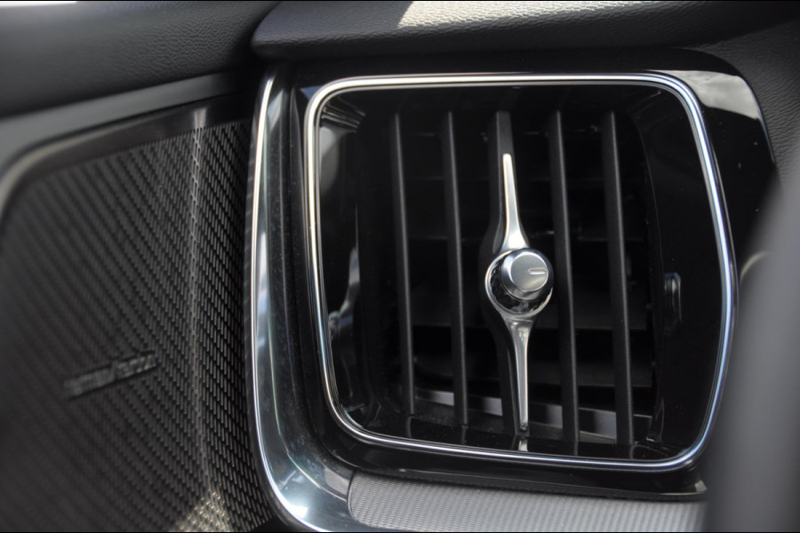 Volvo V60 T6 350PK Automaat AWD Plus Dark / Adaptive cruise control / Elektrische stoelen / Harman Kardon audio / Trekhaak / Pilot assist / BLIS / Stoel en stuur verwarming / Elektrische achterklep / Parkeersensoren met 360 camera / Google infotainment