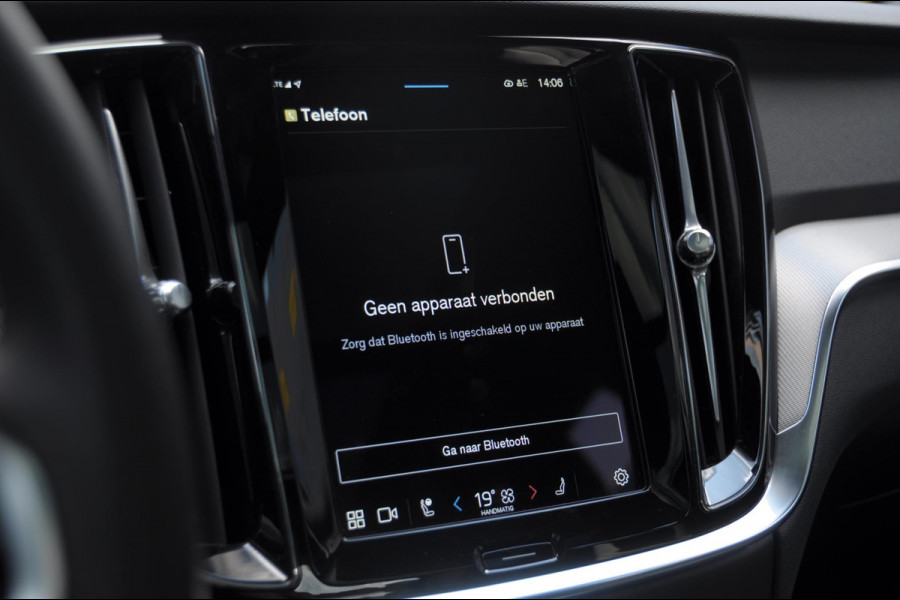 Volvo V60 T6 350PK Automaat AWD Plus Dark / Adaptive cruise control / Elektrische stoelen / Harman Kardon audio / Trekhaak / Pilot assist / BLIS / Stoel en stuur verwarming / Elektrische achterklep / Parkeersensoren met 360 camera / Google infotainment