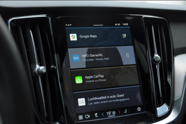Volvo V60 T6 350PK Automaat AWD Plus Dark / Adaptive cruise control / Elektrische stoelen / Harman Kardon audio / Trekhaak / Pilot assist / BLIS / Stoel en stuur verwarming / Elektrische achterklep / Parkeersensoren met 360 camera / Google infotainment