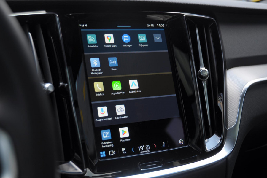 Volvo V60 T6 350PK Automaat AWD Plus Dark / Adaptive cruise control / Elektrische stoelen / Harman Kardon audio / Trekhaak / Pilot assist / BLIS / Stoel en stuur verwarming / Elektrische achterklep / Parkeersensoren met 360 camera / Google infotainment