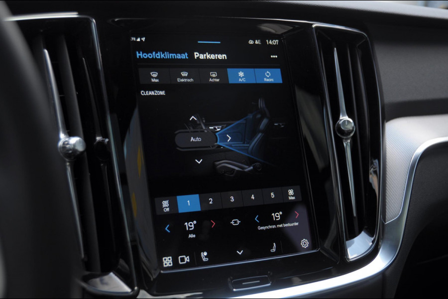 Volvo V60 T6 350PK Automaat AWD Plus Dark / Adaptive cruise control / Elektrische stoelen / Harman Kardon audio / Trekhaak / Pilot assist / BLIS / Stoel en stuur verwarming / Elektrische achterklep / Parkeersensoren met 360 camera / Google infotainment