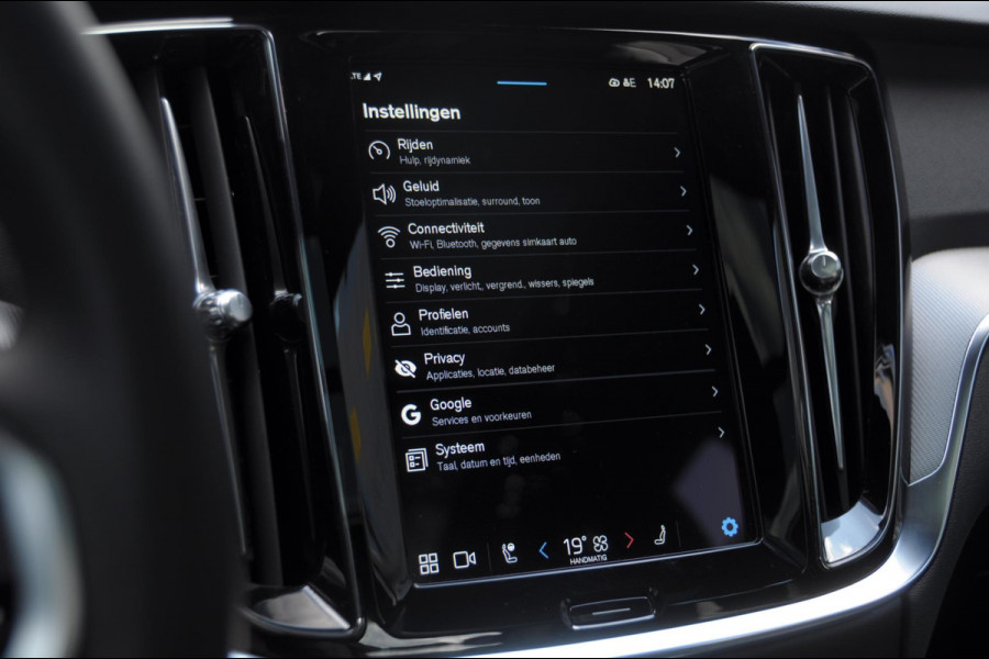 Volvo V60 T6 350PK Automaat AWD Plus Dark / Adaptive cruise control / Elektrische stoelen / Harman Kardon audio / Trekhaak / Pilot assist / BLIS / Stoel en stuur verwarming / Elektrische achterklep / Parkeersensoren met 360 camera / Google infotainment