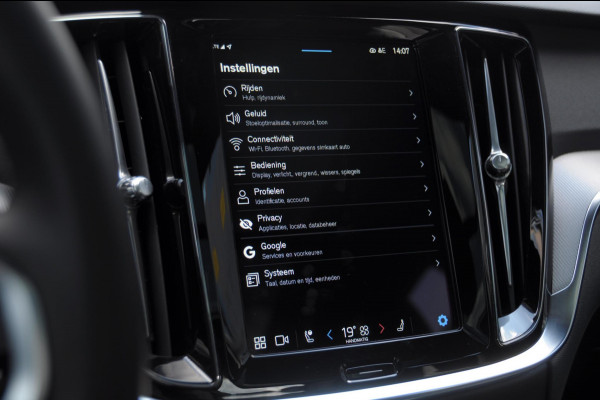 Volvo V60 T6 350PK Automaat AWD Plus Dark / Adaptive cruise control / Elektrische stoelen / Harman Kardon audio / Trekhaak / Pilot assist / BLIS / Stoel en stuur verwarming / Elektrische achterklep / Parkeersensoren met 360 camera / Google infotainment