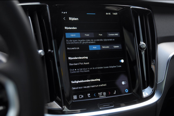 Volvo V60 T6 350PK Automaat AWD Plus Dark / Adaptive cruise control / Elektrische stoelen / Harman Kardon audio / Trekhaak / Pilot assist / BLIS / Stoel en stuur verwarming / Elektrische achterklep / Parkeersensoren met 360 camera / Google infotainment