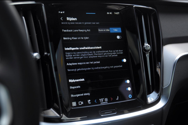 Volvo V60 T6 350PK Automaat AWD Plus Dark / Adaptive cruise control / Elektrische stoelen / Harman Kardon audio / Trekhaak / Pilot assist / BLIS / Stoel en stuur verwarming / Elektrische achterklep / Parkeersensoren met 360 camera / Google infotainment