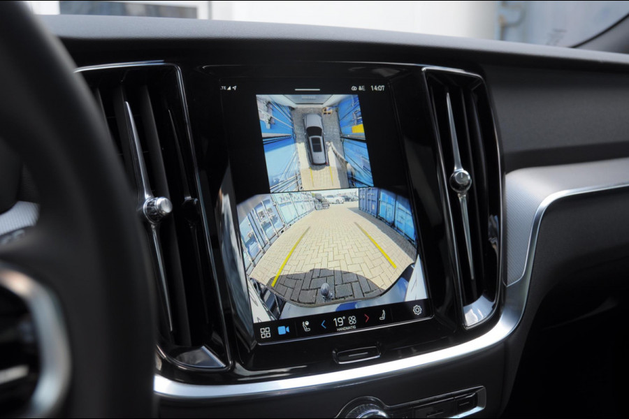 Volvo V60 T6 350PK Automaat AWD Plus Dark / Adaptive cruise control / Elektrische stoelen / Harman Kardon audio / Trekhaak / Pilot assist / BLIS / Stoel en stuur verwarming / Elektrische achterklep / Parkeersensoren met 360 camera / Google infotainment