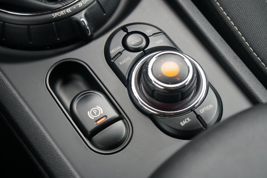 MINI Clubman 1.5 Cooper Chili Serious Business + LED / ADAPTIEVE SCHOKDEMPERS / CLIMATE CONTROL / SENSOREN MINI Clubman 1.5 Cooper Chili Serious Business + LED / ADAPTIEVE SCHOKDEMPERS / CLIMATE CONTROL / SENSOREN