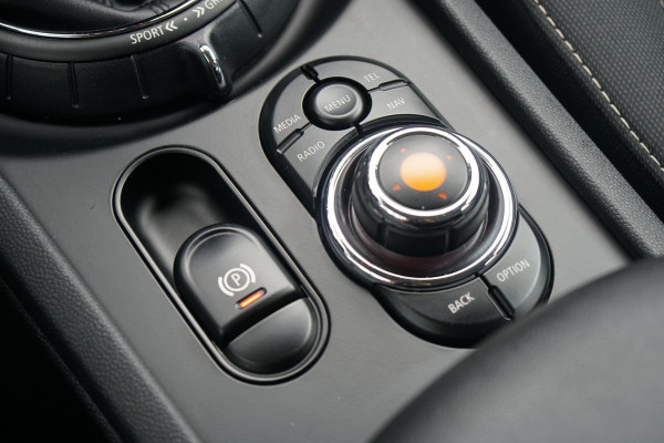 MINI Clubman 1.5 Cooper Chili Serious Business + LED / ADAPTIEVE SCHOKDEMPERS / CLIMATE CONTROL / SENSOREN MINI Clubman 1.5 Cooper Chili Serious Business + LED / ADAPTIEVE SCHOKDEMPERS / CLIMATE CONTROL / SENSOREN