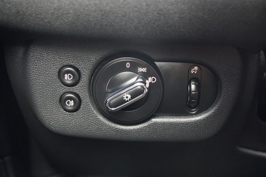 MINI Clubman 1.5 Cooper Chili Serious Business + LED / ADAPTIEVE SCHOKDEMPERS / CLIMATE CONTROL / SENSOREN MINI Clubman 1.5 Cooper Chili Serious Business + LED / ADAPTIEVE SCHOKDEMPERS / CLIMATE CONTROL / SENSOREN