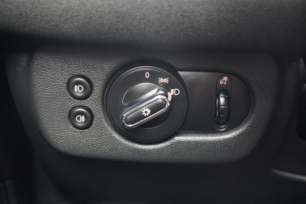 MINI Clubman 1.5 Cooper Chili Serious Business + LED / ADAPTIEVE SCHOKDEMPERS / CLIMATE CONTROL / SENSOREN MINI Clubman 1.5 Cooper Chili Serious Business + LED / ADAPTIEVE SCHOKDEMPERS / CLIMATE CONTROL / SENSOREN