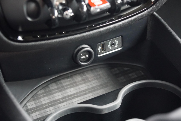 MINI Clubman 1.5 Cooper Chili Serious Business + LED / ADAPTIEVE SCHOKDEMPERS / CLIMATE CONTROL / SENSOREN MINI Clubman 1.5 Cooper Chili Serious Business + LED / ADAPTIEVE SCHOKDEMPERS / CLIMATE CONTROL / SENSOREN