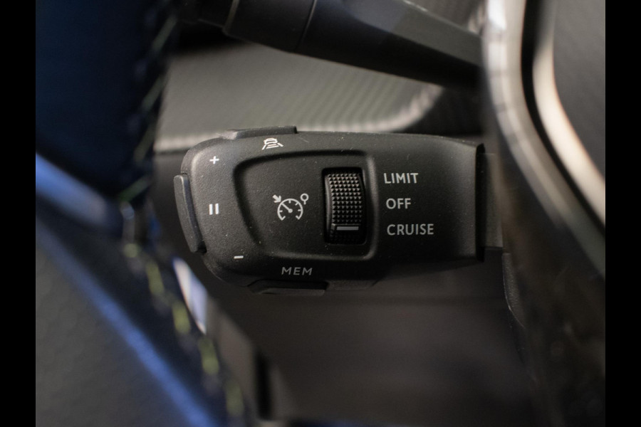 Peugeot e-2008 EV GT Pack 50 kWh Sport 3 FASE (PANORAMADAK,APPLE CARPLAY,LED,NAVI,3D CAMERA,ALCANTARA,DODE HOEK,NETTESTAAT)