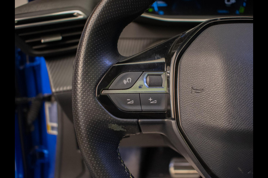 Peugeot e-2008 EV GT Pack 50 kWh Sport 3 FASE (PANORAMADAK,APPLE CARPLAY,LED,NAVI,3D CAMERA,ALCANTARA,DODE HOEK,NETTESTAAT)