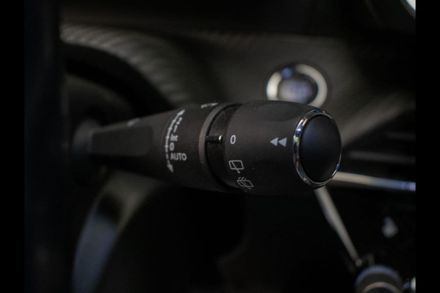 Peugeot e-2008 EV GT Pack 50 kWh Sport 3 FASE (PANORAMADAK,APPLE CARPLAY,LED,NAVI,3D CAMERA,ALCANTARA,DODE HOEK,NETTESTAAT)